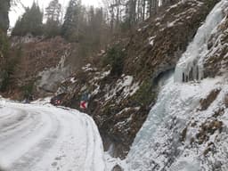 Cascada de la intrare stânga