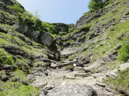 Valea cu Genune