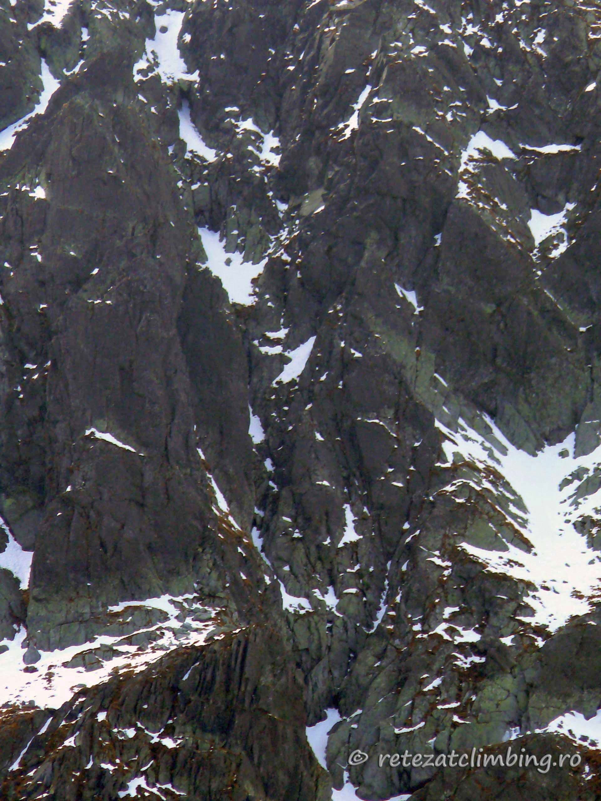 Primele lungimi. Sursă foto: retezatclimbing.ro