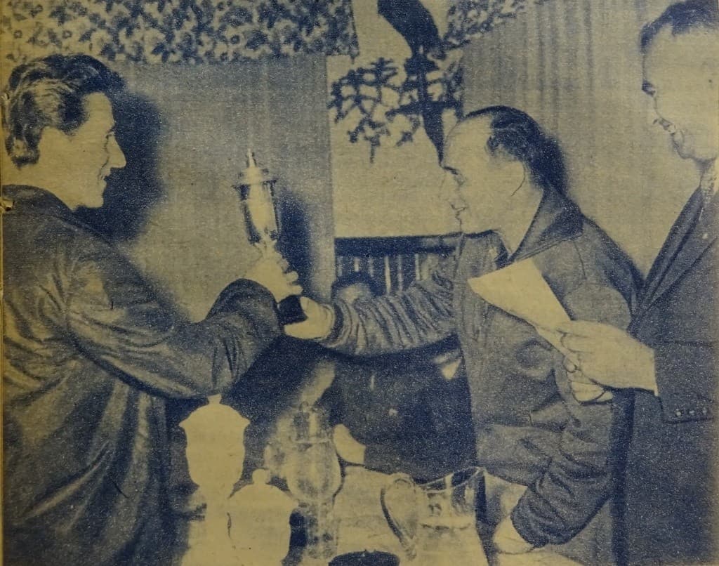 Radu Mănescu, preşedintele Comisiei Centrale de Turism şi Alpinism, înmînează trofeul „Alpiniadei republicane“ pe anul 1962. Radu Mănescu, preşedintele Comisiei Centrale de Turism şi Alpinism, înmînează trofeul „Alpiniadei republicane“ pe anul 1962.