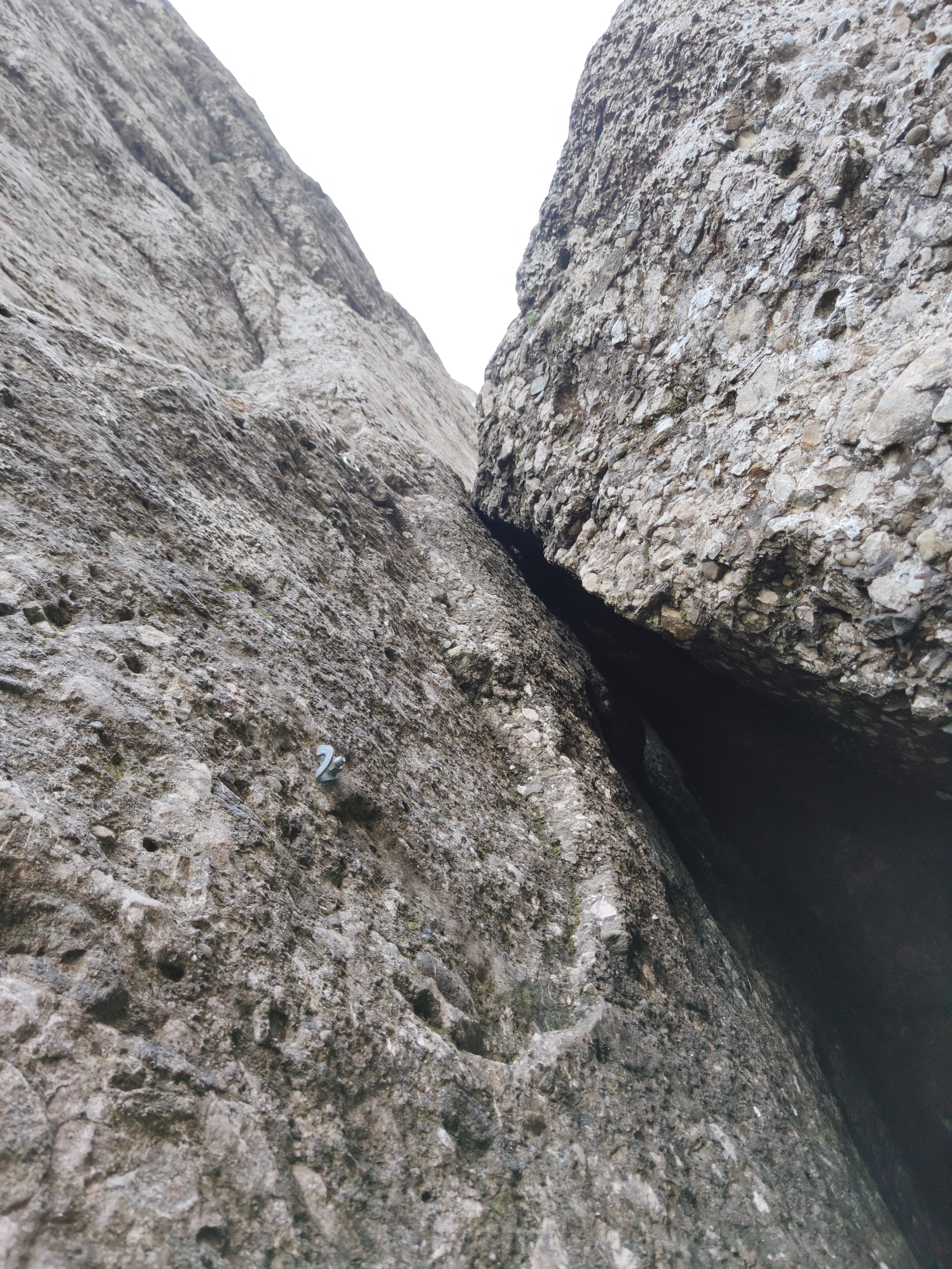Pe partea stângă cum urci este montat un spit sub bolovan Pe partea stângă cum urci este montat un spit sub bolovan
