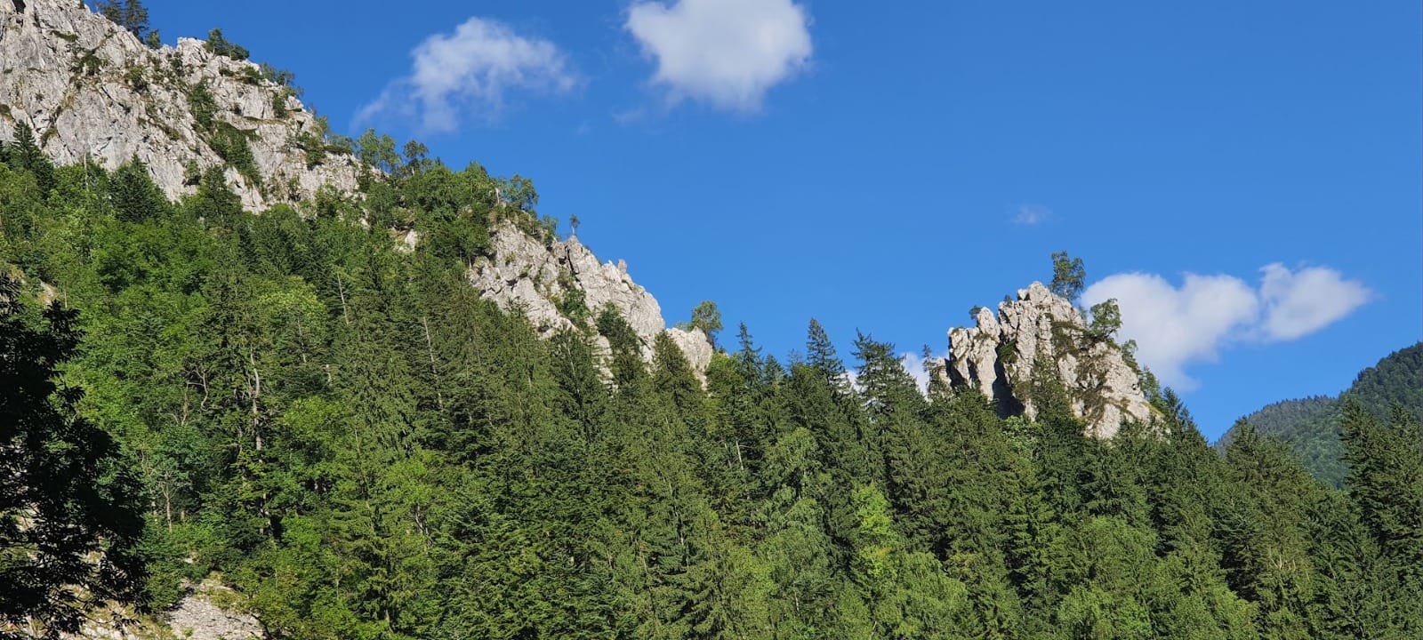 Creasta Fotoreporterului și Santinela Cheii (dreapta). Autor Victor Jalbă-Șoimaru Creasta Fotoreporterului și Santinela Cheii (dreapta). Autor Victor Jalbă-Șoimaru
