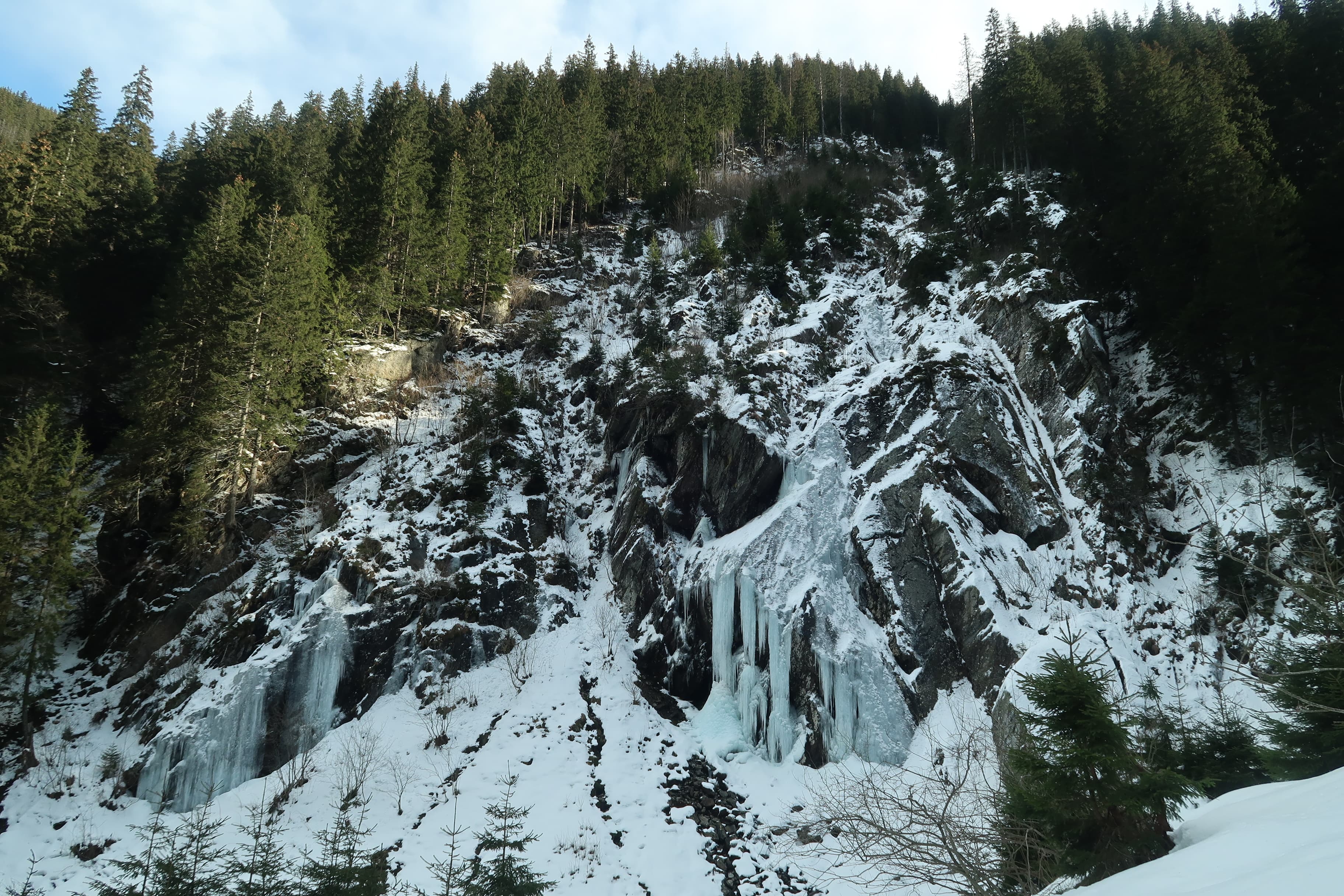 Cascada înainte de marile zăpezi și avalanșe 2017-12-26 Cascada înainte de marile zăpezi și avalanșe 2017-12-26