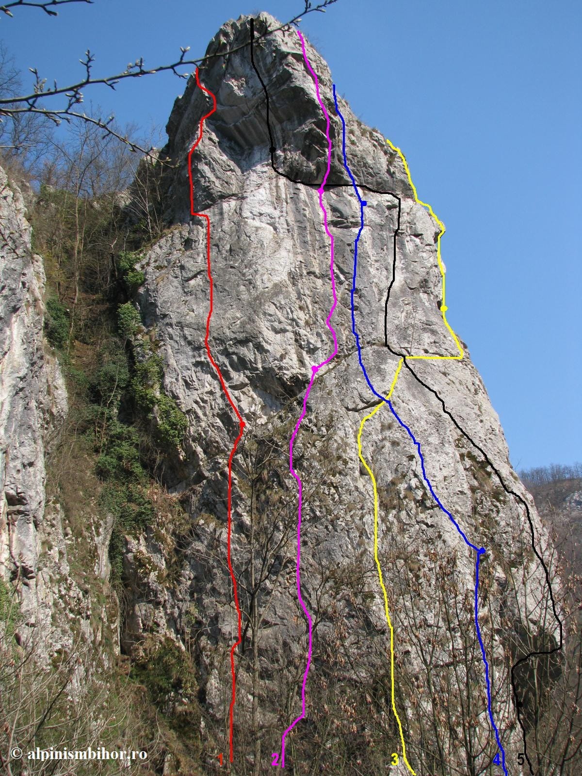 Sursă: alpinismbihor.ro Sursă: alpinismbihor.ro